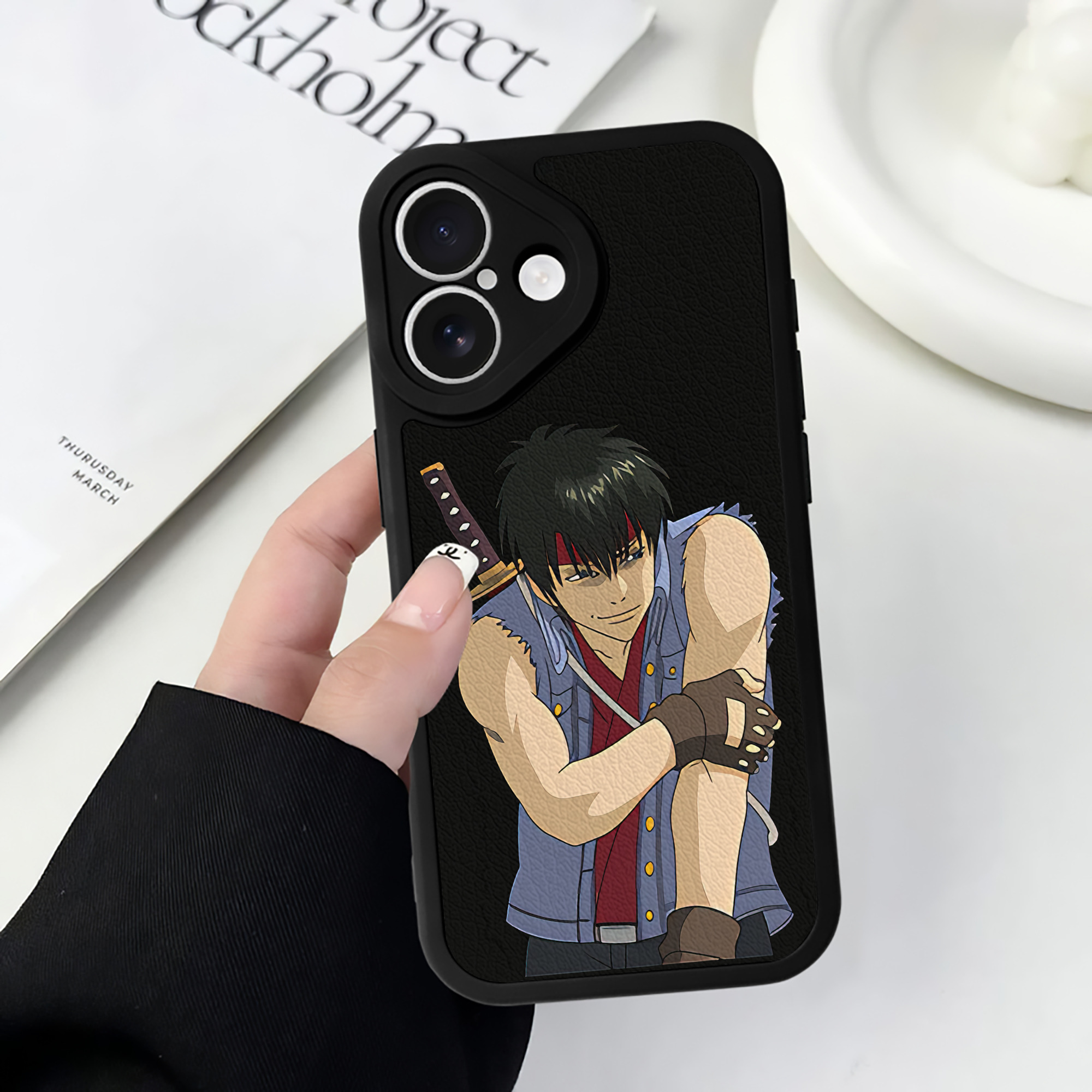 （画像用） ぎんたま 坂田銀時（さかたぎんとき） 神楽 志村新八（しむら しんぱち） GINTAMA Sakata Gintoki Kagura Shimura Shinpachi 【iPhone 16シリーズ対応】シリコンスマホケース（レザー調） 材質：シリコン